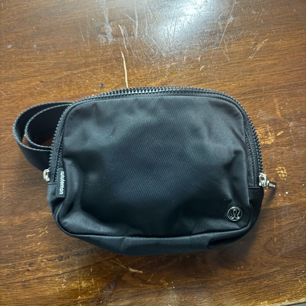 Lululemon 2 liter belt bag in black